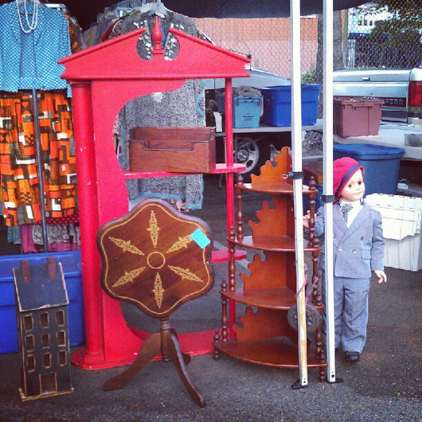 Unique vintage furniture pieces and our favorite little friend. In Y34! #fleamarket #melrosetradingpost #antique #vintage #red #wood