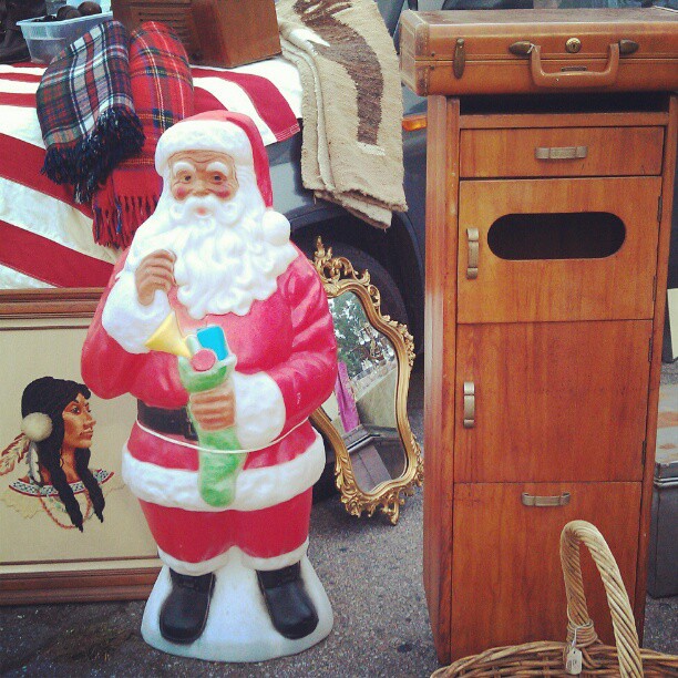 I love a #fleamarket #Christmas! #MelroseTradingPost #santa #soseasonal #vintage #retro #holiday #la.