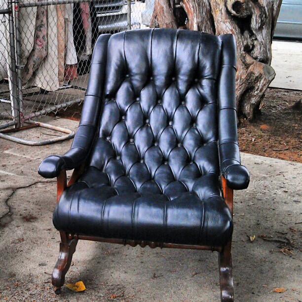 We are in love with this leather chair!! #fleamarket #Melrosetradingpost #design #furniture #chair #LA