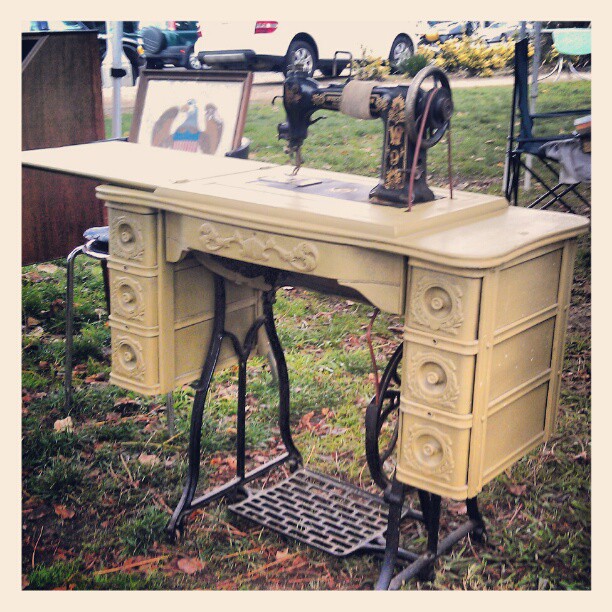 There's a fancy vintage sewing table in G2!! #Melrosetradingpost #fleamarket #singer #sew #vintage #antique #la