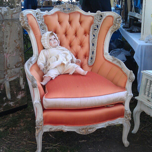 Peach vintage arm chair in G2... So gorgeous! #Melrosetradingpost #fleamarket #furniture #chair #vintage #baroque #antique