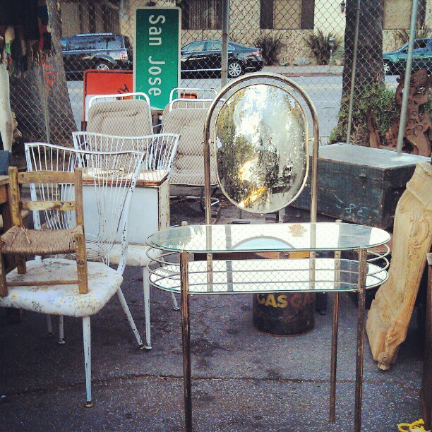 How cute is this little vanity take in Y41? #vintage #retro #Melrosetradingpost #fleamarket #LA