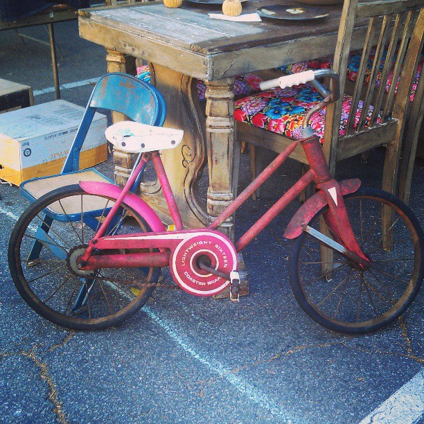 In honor of our friends participating in #Ciclavia, here's the cutest bike in the market! #bikela  #Melrosetradingpost #LA #fleamarket #bicycle #vintage #antique #bike