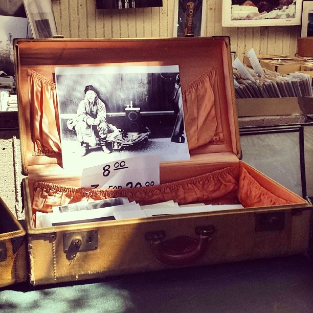 What a gorgeous suitcase! Mark the photo man has some lovely displays!