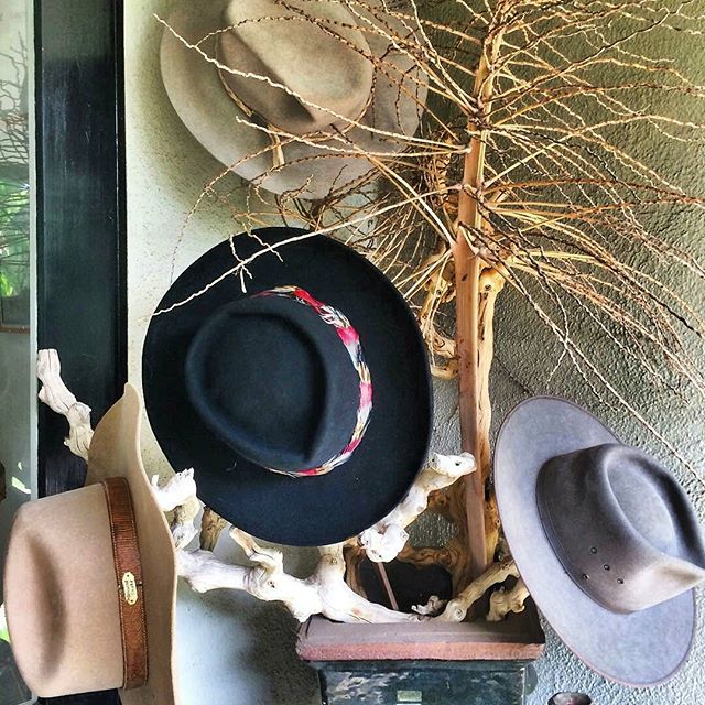 Tomorrow @sherrikagan will have these beautiful hats for sale @melrosetradingpost! Catch her and her awesome displays in Y42 by the #Fairfax and Clinton entrance. Photo from Sherri! #MelroseTradingPost#sundayinla #shoplocalla #SundayFunday #melrose #losangeles #california #hatshop #vintage #curatedvintage #vintagehat #shoppingwithsherri