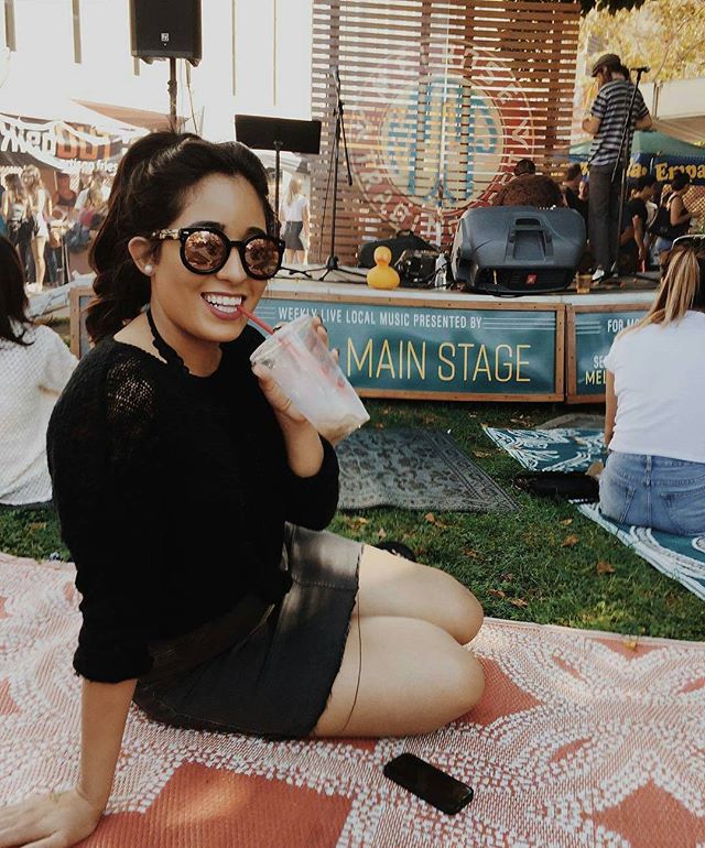 Is it Sunday yet??#melrosetradingpost #losangeles #melrose #fairfax #peopleofmtp #Musicofmtp #mtpf..#Repost from @picturebyday ... ok, Julissa is pretty and all, but has anyone noticed the duck? Lmao #julissaismynewmodel#julissathefashionista#fall