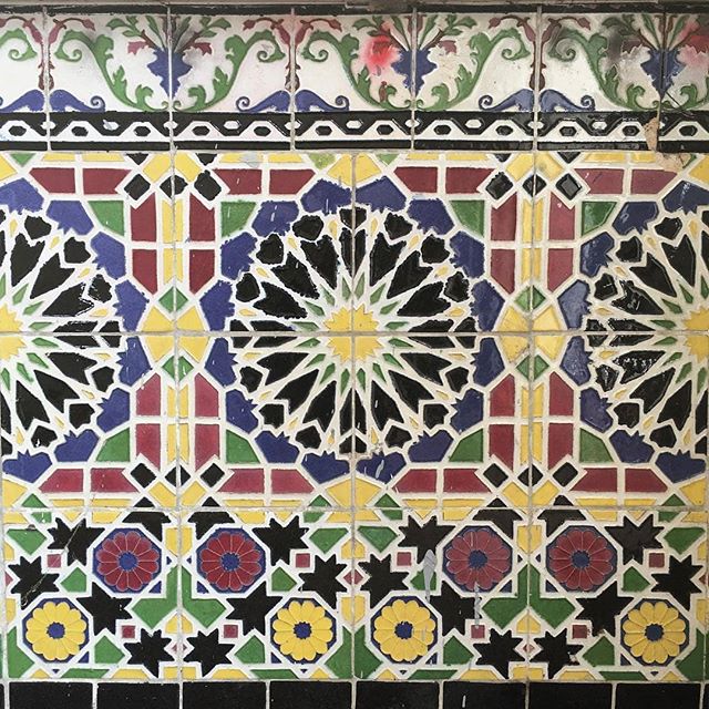 One of the beautiful parts of the @fairfaxhighschool campus is the Rotunda. This building is one of the only original buildings from the 1930s left on campus after the earthquakes that have hit LA since then. Melrose patron @el.caponi took this beautiful photo of the tile work on the magnificent building. Thank you for sharing your #MelroseTradingPost adventure!...#fairfax #fleamarket #losangeles #california #communitymarket #melrose #vintagetile #rotunda #vintagelosangeles